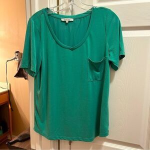 Love Tree V-neck tshirt size small